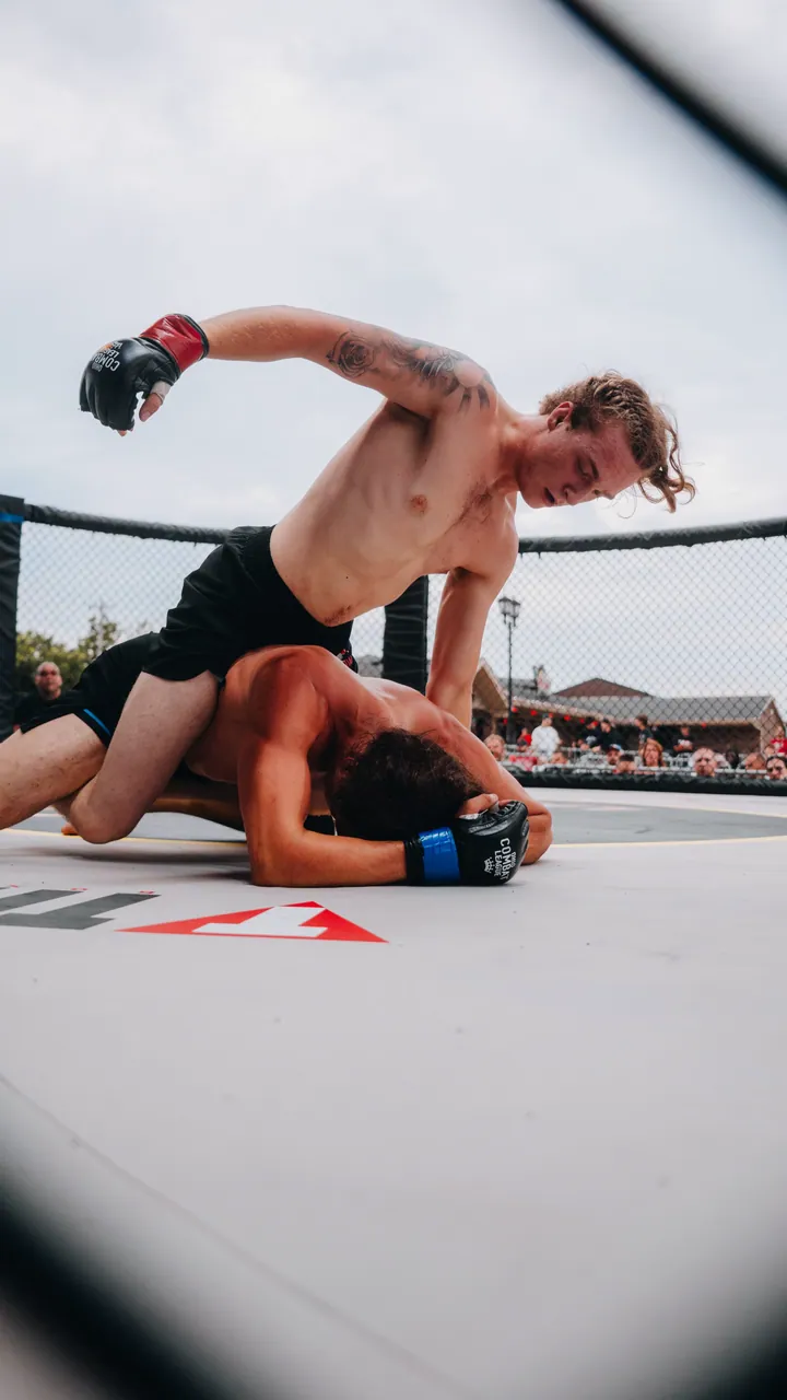 Nathan Johnson landing ground and pound at his debut, LFS Middletown Mayhem
